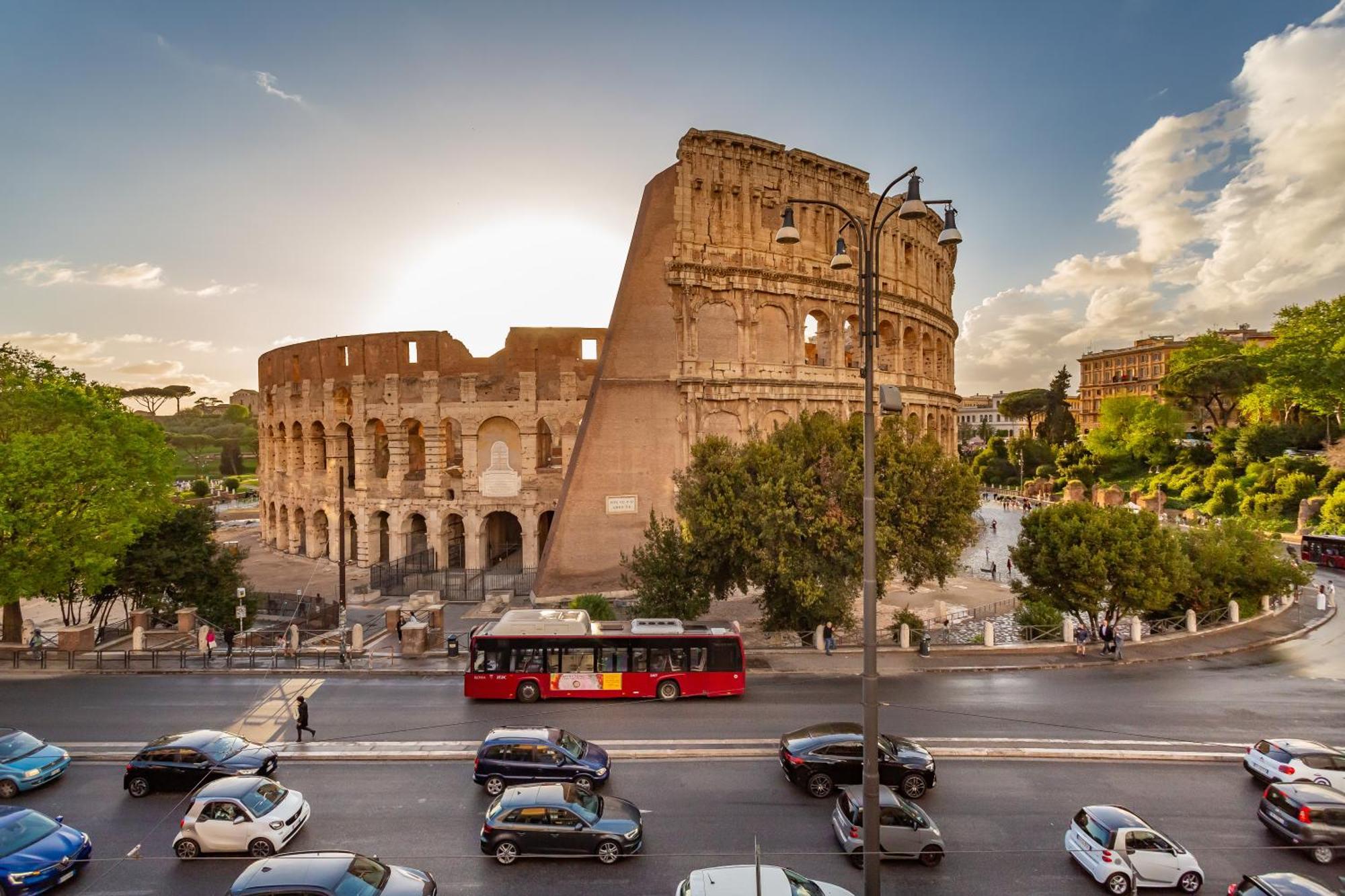 Iconic Apartment With Unique Colosseum View Rome Exterior photo